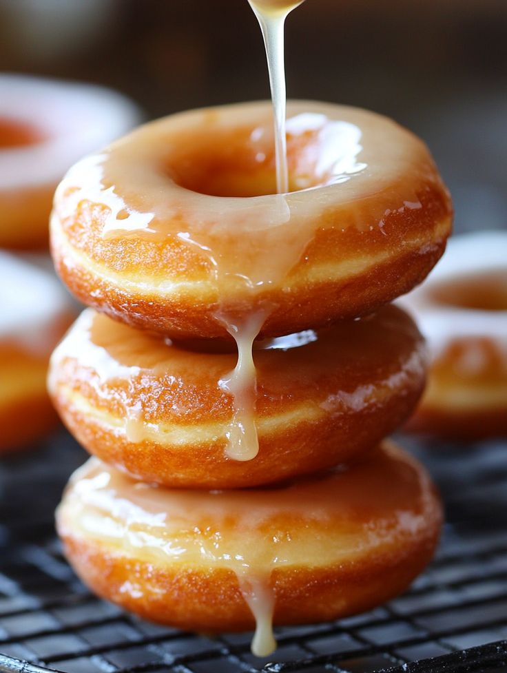 Bánh Donut ngon, bánh ngọt trendy, caramel mặn, ăn vặt giới trẻ.